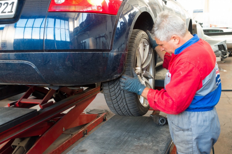 boutique-VILLARS SUR VAR-min_auto_repair_repair_lift_auto_mechanic_work_clothes_master_professional_man_of_the_fold-685629