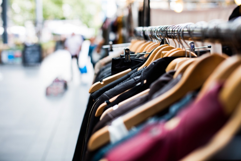 boutique-VILLARS SUR VAR-min_blur_close_up_focus_hanger_jacket_market_people_rack-1176303