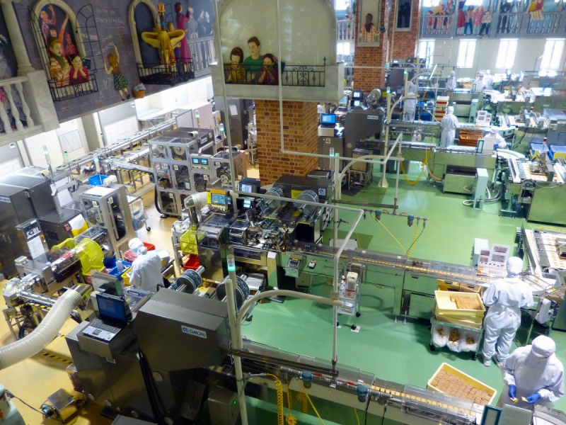 boutique-VILLARS SUR VAR-min_japan_sapporo_chocolate_factory_label_packaging_cookie_machine_operators-961509