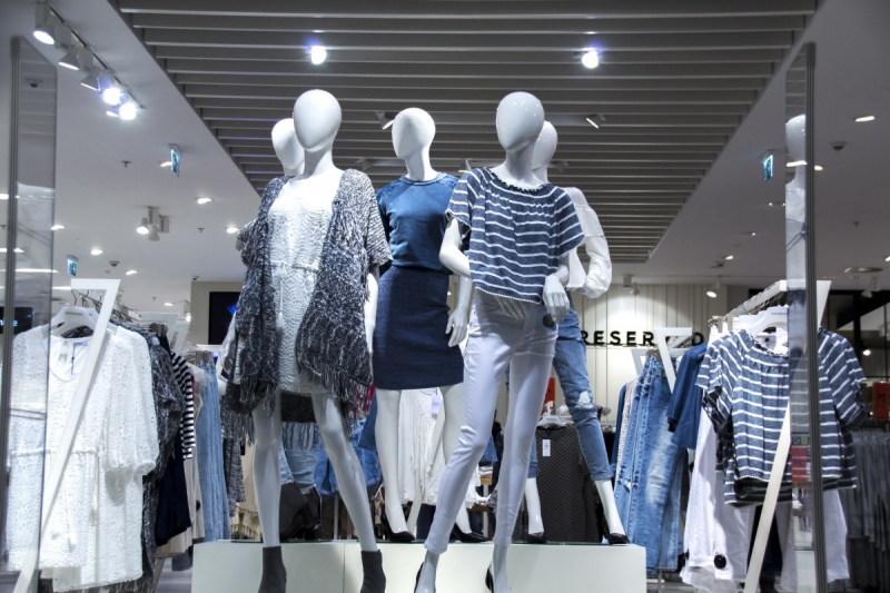 boutique-VILLARS SUR VAR-min_shopping_mall_shop_windows_fashionable_clothes_feminine_weakness_the_temptation_slender_women_mannequin_lifestyle-1044785